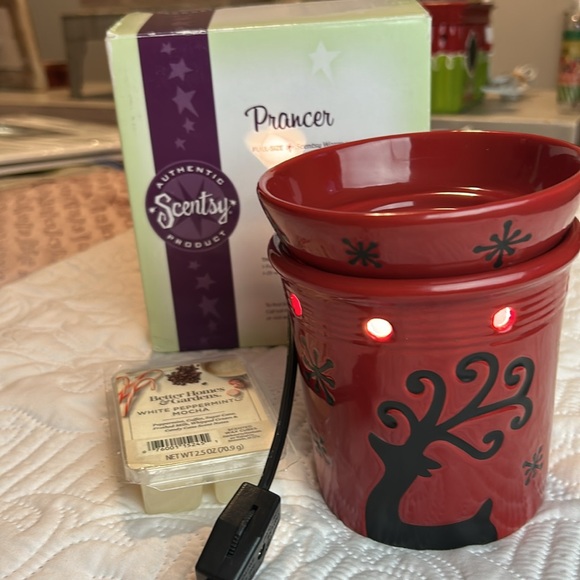 Scentsy Warmer Prancer Full Size Red Wax Warmer With wax melt EUC in box no bulb - Picture 13 of 17